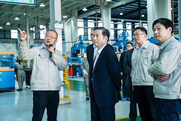 4121604042812106.jpg 陳德榮董事長(zhǎng)在中鋼天源通力公司調(diào)研.jpg